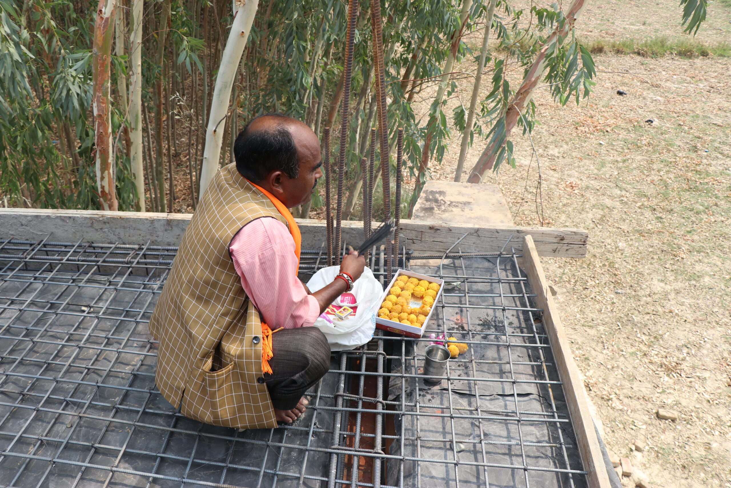 वडा अध्यक्ष बर्माद्वारा विद्यालय भवनको ढलान पूजागरी सुरुवात