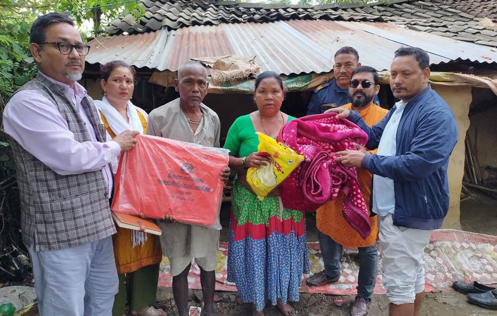 बैजनाथका बाढी पीडितलाई अत्यावश्यक सामग्री प्रदान