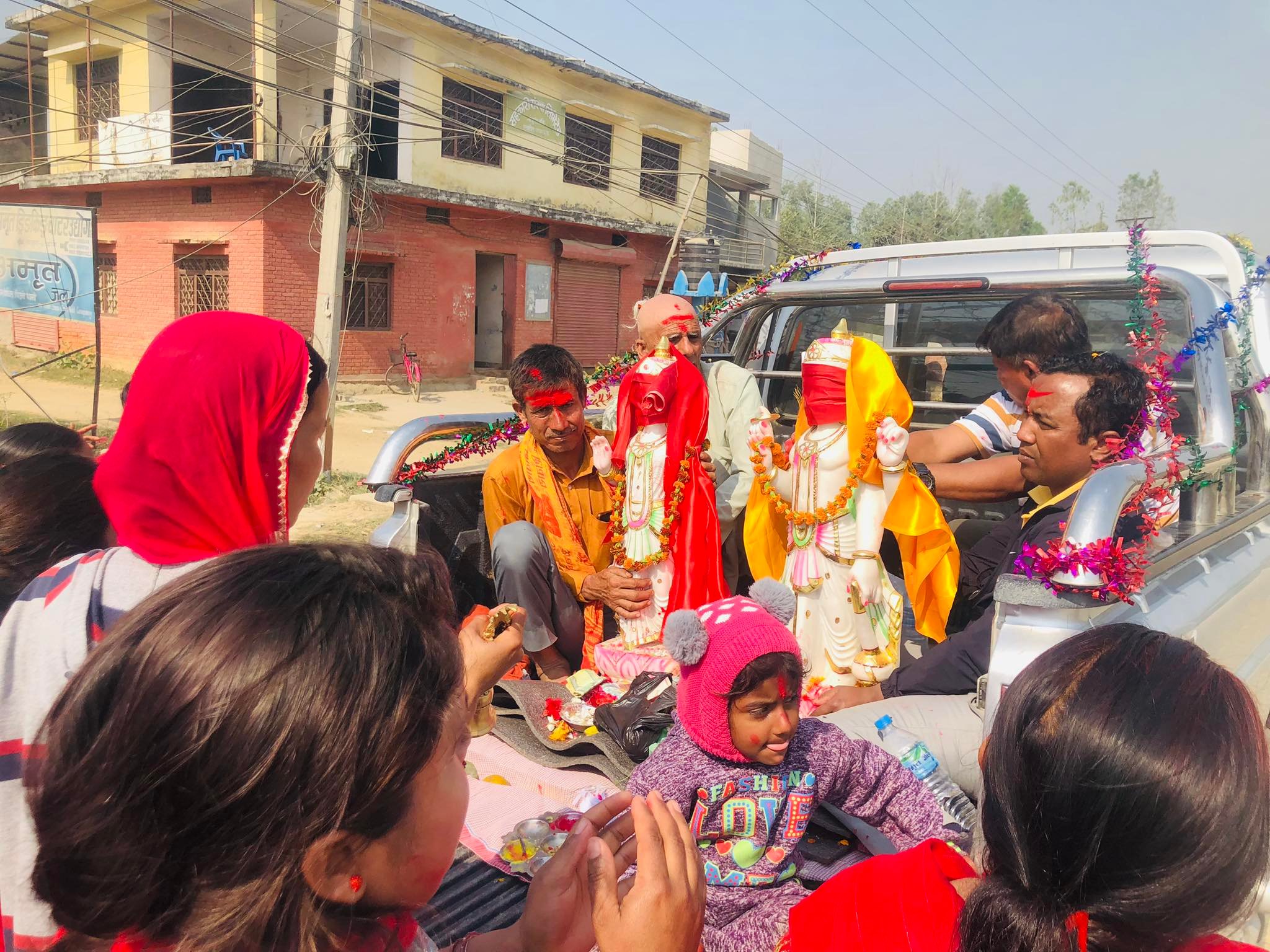 खजुराको महायज्ञस्थलमा लक्ष्मी नारायणको नयाँ मुर्ति भित्र्याइयो