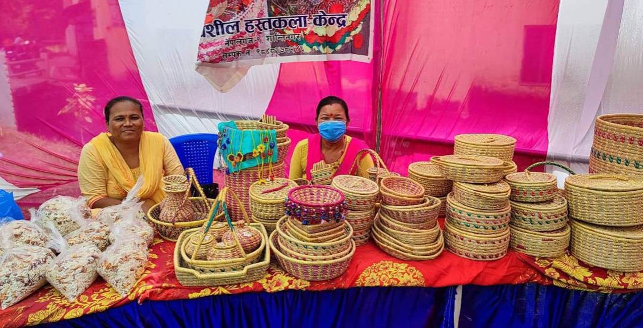 हस्तकलाको ‘ब्राण्डिङ्ग’ तर्फ बाँकेका थारु महिला उद्यमी