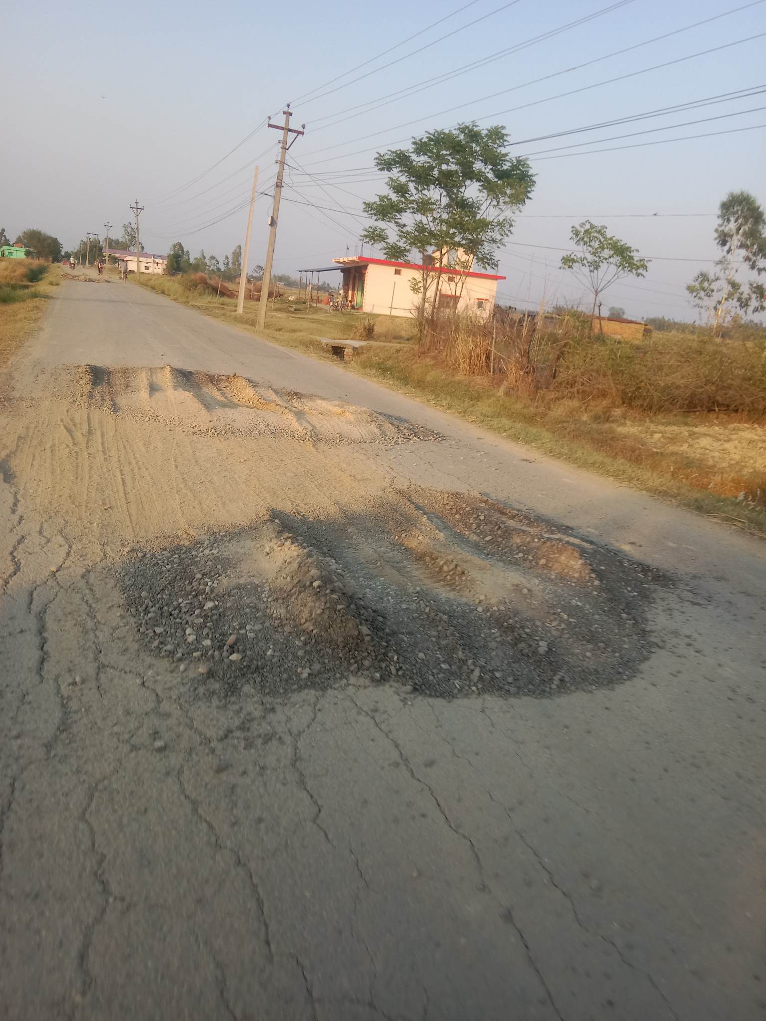 बाँकेका स्थानीय तहमा टिप्पर चल्न थालेपछि सडक भासिँदै