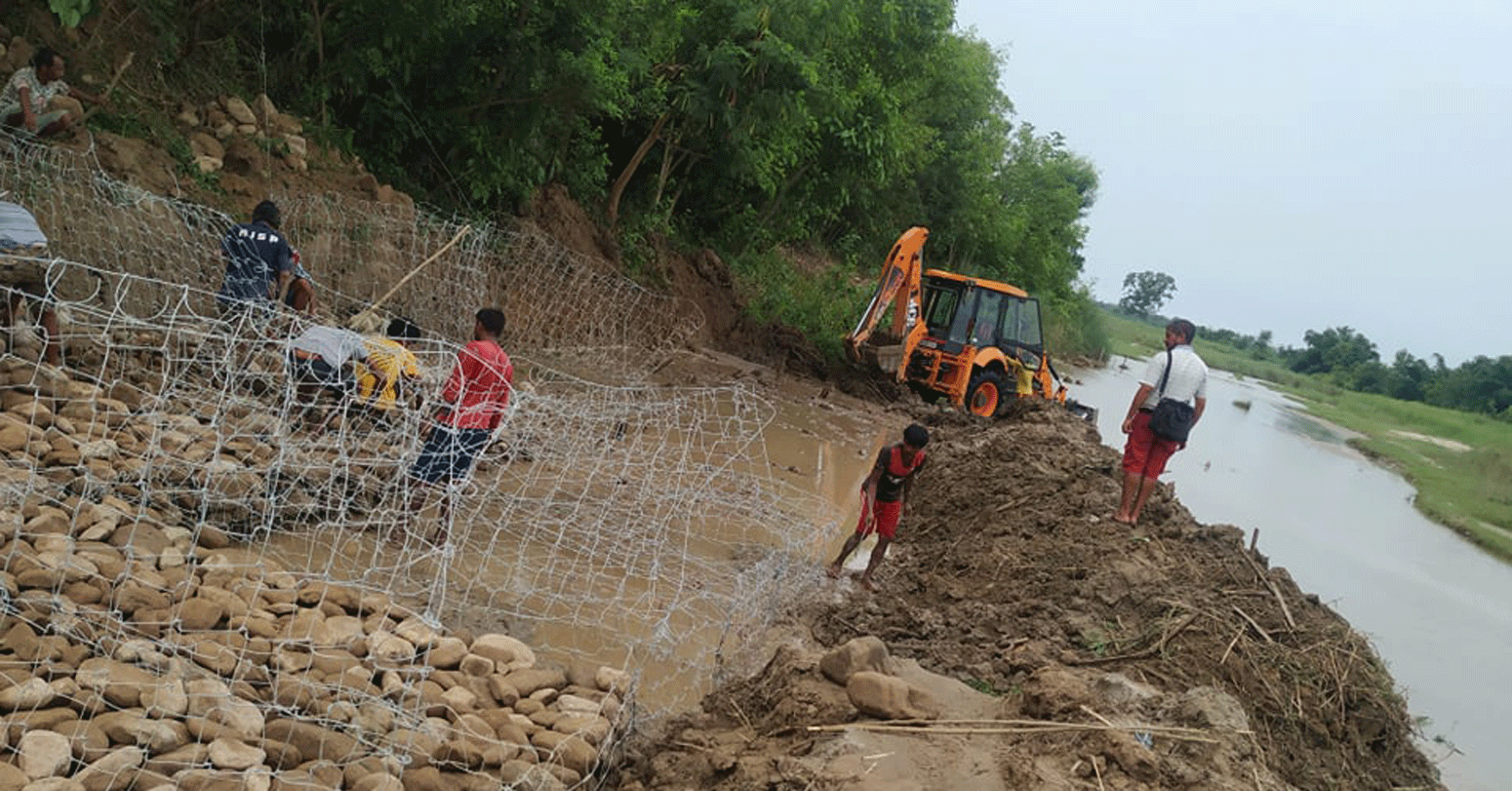 बस्ती जोगाउन राप्ती नदीमा तटबन्ध निर्माण गरिँदै