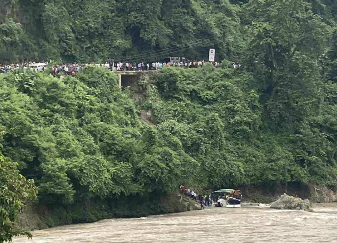 त्रिशुलीमा बस खस्दा ८ जनाको मृत्यु