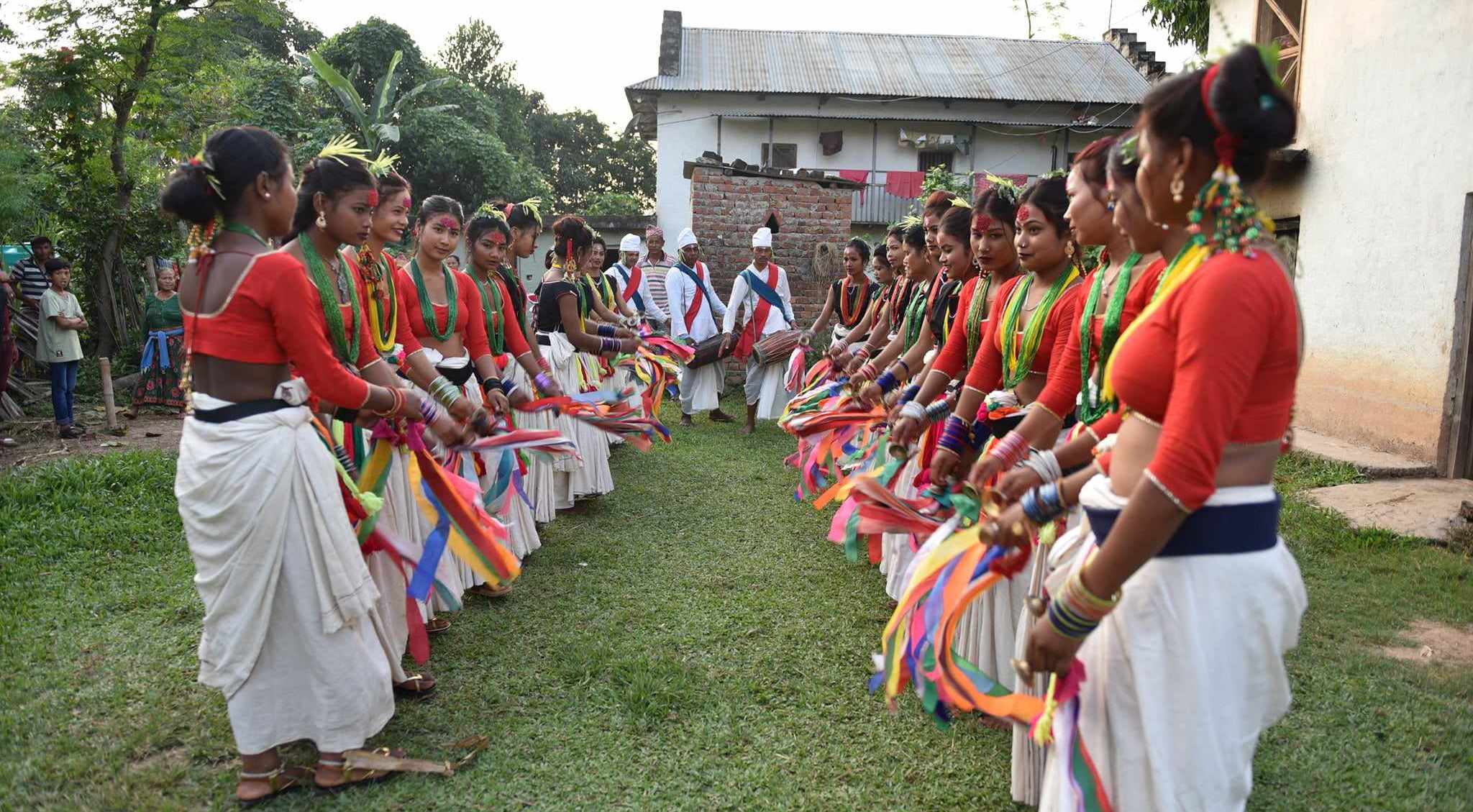 युवाहरु विदेश गएपछि खतरामा थारु सखिया नाच