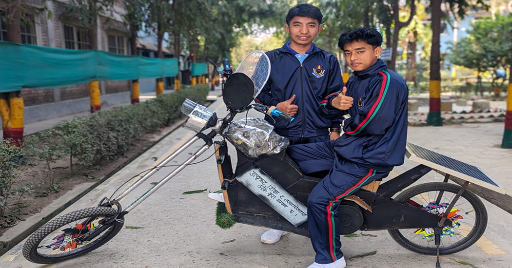 कोहलपुरमा विद्यार्थीले बनाए अटोचार्ज विद्युतीय मोटरसाइकल
