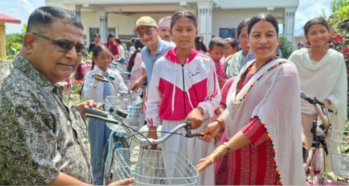 बर्दिया राजापुरका छात्राहरुलाई विद्यालय जान निशुल्क साइकल वितरण