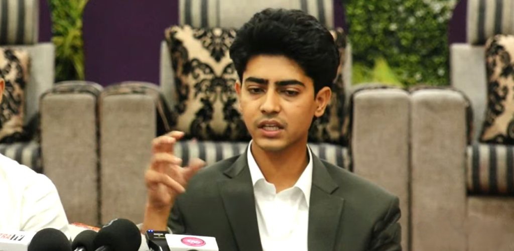 दल घोषणा गर्दै जेनजी युवा मिरज