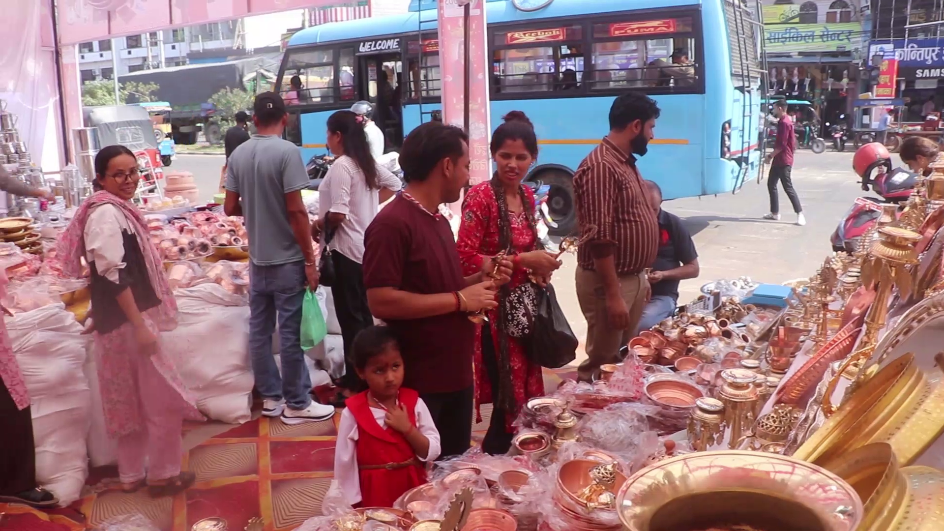 नेपालगञ्जमा धनतेरसको लागि किनमेल गर्नेको भिड