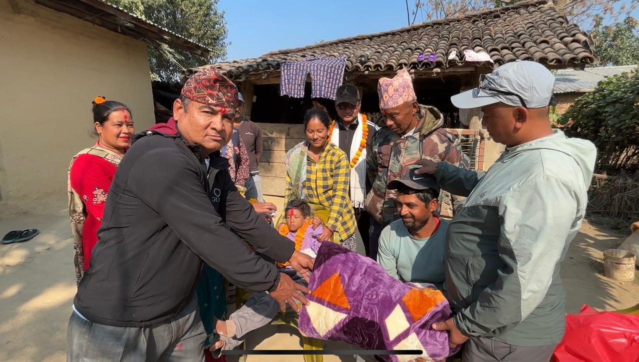 सामुदायीक वन उपभोक्ता समूहद्वारा अशक्त अपाङ्गहरुलाई जाडोमा कम्मल बितरण